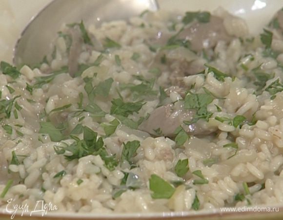 Готовое ризотто слегка поперчить, добавить 1 ст. ложку оливкового масла и зелень петрушки.