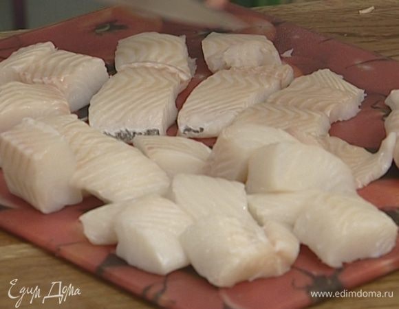 Рыбу вымыть, просушить бумажным полотенцем, освободить от костей и нарезать кубиками примерно 5х5 см.