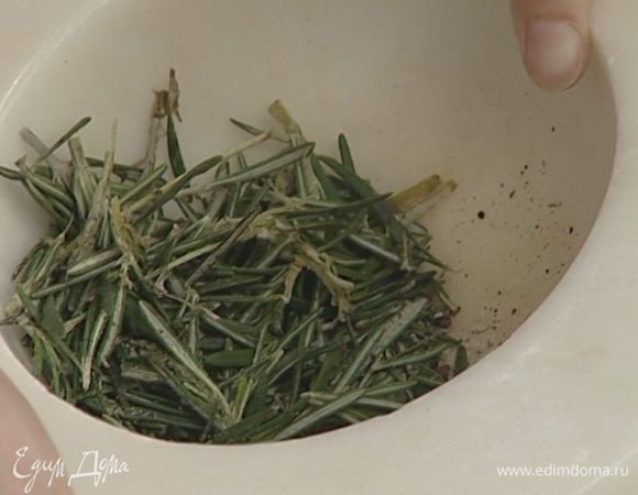 Листья розмарина растереть в ступке с чесноком и щепоткой соли, добавить оливковое масло.