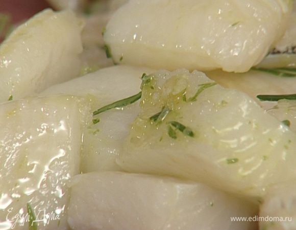 Обвалять рыбу в получившейся заправке.