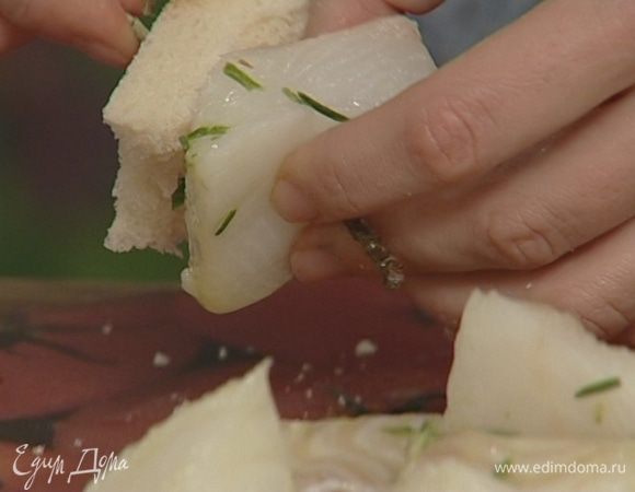 Насадить на шпажки вперемежку рыбу и хлеб.