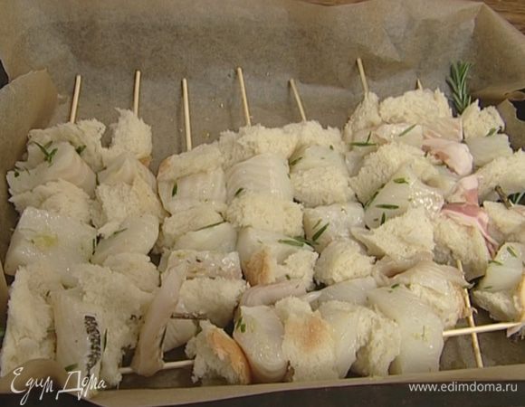 Застелить противень бумагой для выпечки и уложить на него шпажки с шашлычками.