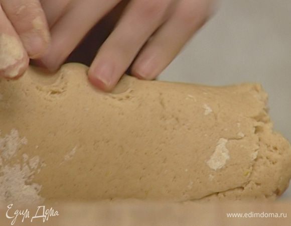 В получившуюся массу просеять муку, всыпать разрыхлитель, 1 ч. ложку корицы и крахмал. Замесить тесто. 
 
