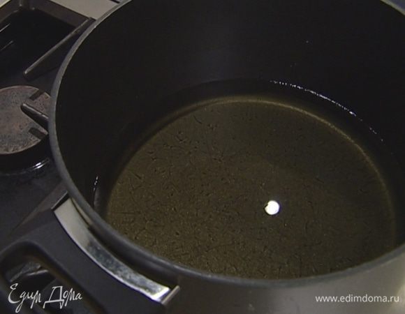 В большой кастрюле разогреть растительное масло.