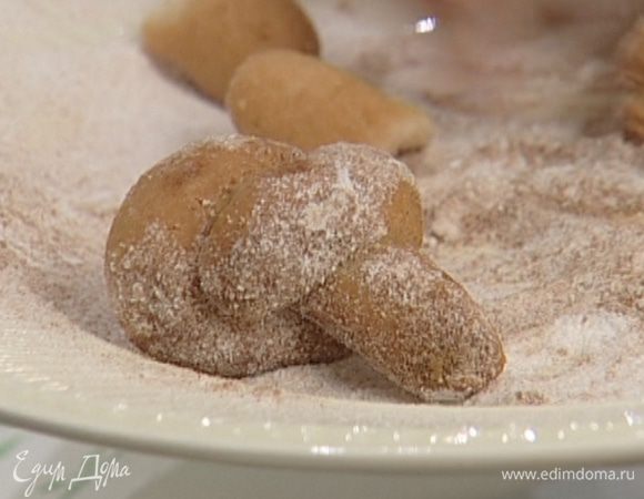 Сахарную пудру смешать с оставшейся корицей и присыпать горячие узелки. 