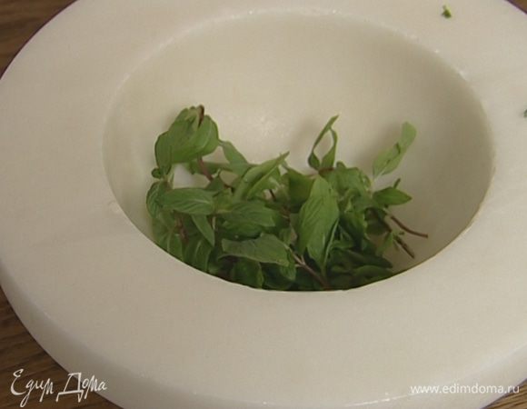 Мяту растолочь в ступке.