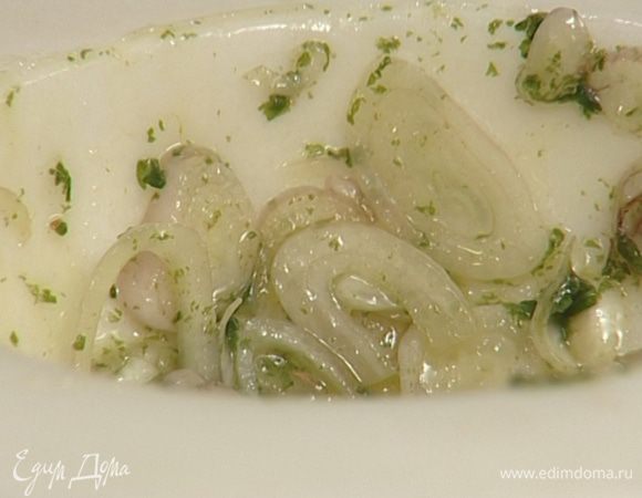 Приготовить заправку: к мяте добавить оливковое масло, уксус и нарезанный лук, все перемешать.