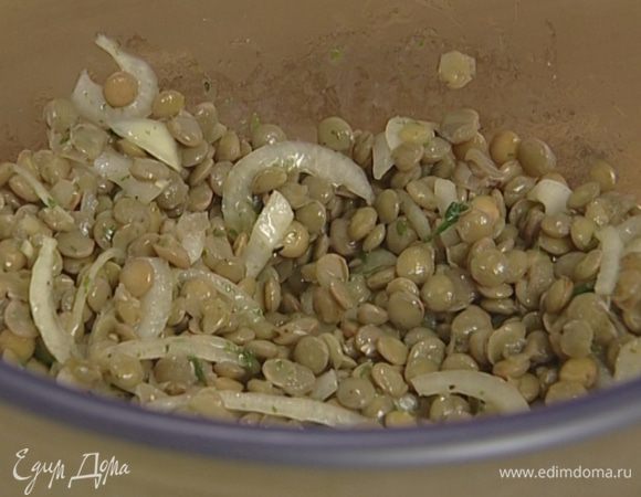 Готовую чечевицу полить мятной заправкой, посыпать листьями базилика.