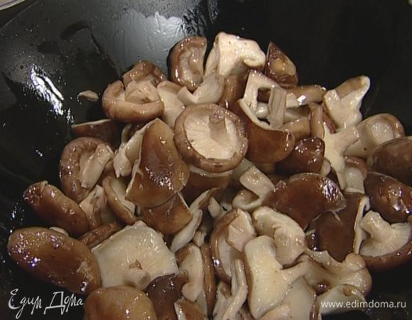 Разогреть в воке растительное масло и обжаривать грибы в течение 2–3 минут.