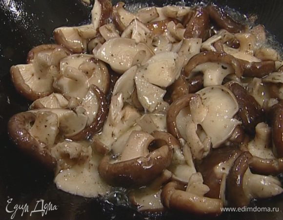 Добавить чеснок, майоран, сахар, соевый и рыбный соус и, постоянно помешивая, жарить еще 2–3 минуты.