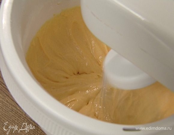 Желтки с сахаром взбить в легкую светлую массу.