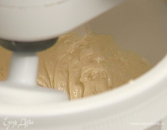 Добавить просеянную муку и все вымешать.