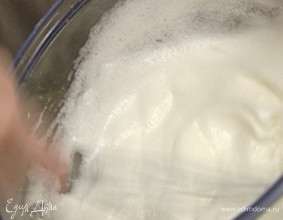 Белки взбить в крепкую пену, добавить крахмал.