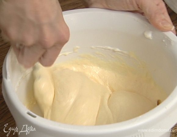 Соединить белки с желтками и перемешать, так чтобы масса стала однородной.