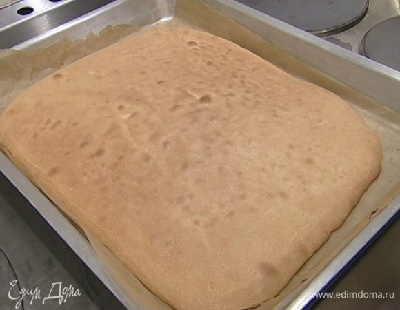 Выпекать бисквит в разогретой духовке 12–15 минут, переложить на слегка влажное полотенце и свернуть в рулет, помогая себе полотенцем, затем полотенце убрать.