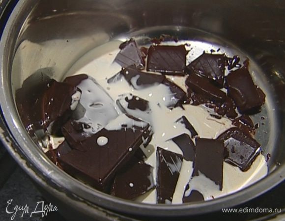 Приготовить крем: шоколад поломать на кусочки, выложить в небольшую кастрюлю, влить 5 ч. ложек сливок и растопить на водяной бане.