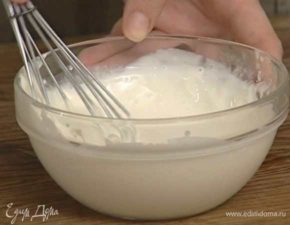 Оставшиеся сливки взбить.