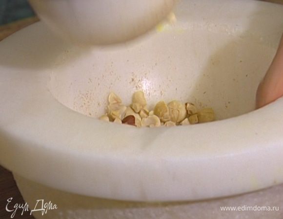 Фундук растолочь в ступке так, чтобы получились кусочки разного размера.