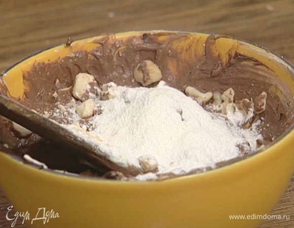 Добавить в шоколадно-сливочную массу орехи и 1 ч. ложку сахарной пудры, перемешать.