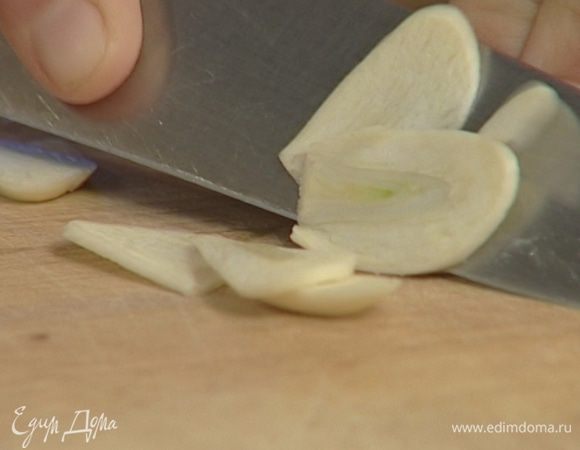 Чеснок и пастернак нарезать длинными пластинками, чили — небольшими кусочками. 