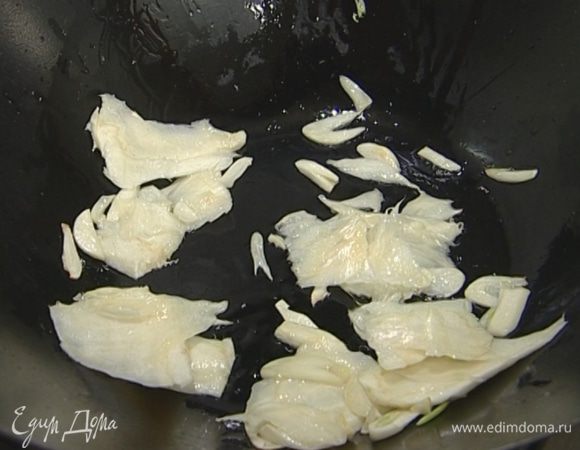 Приготовить маринад: разогреть в воке кунжутное масло и быстро обжарить нарезанные овощи.