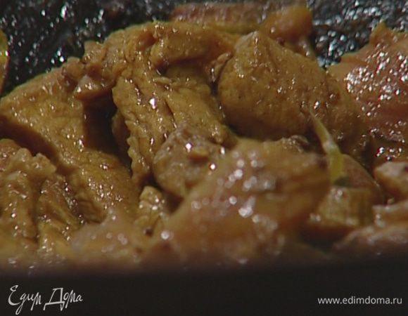 Выложить в маринад мясо, перемешать и снять вок с огня. 