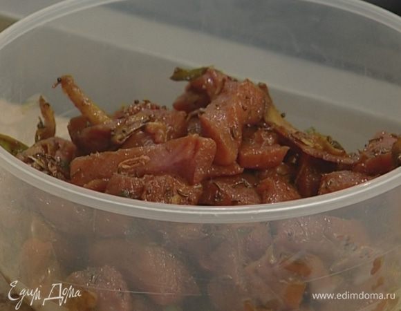 Переложить мясо с приправами в пластиковый контейнер и оставить мариноваться.