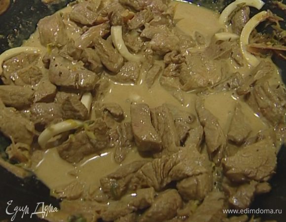 Через час вернуть мясо в вок и жарить 5–6 минут. Влить кокосовое молоко, перемешать. 