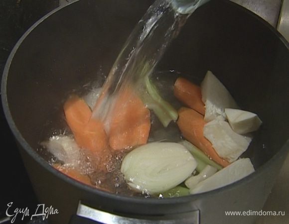 Сварить овощной бульон из моркови, сельдерея и одной луковицы.