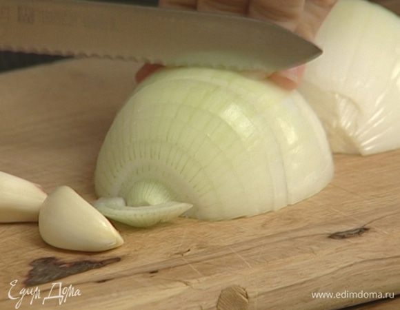 Оставшийся лук и чеснок крупно нарезать.