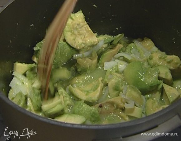 Добавить мякоть авокадо, влить немного бульона, посолить и поперчить по вкусу.