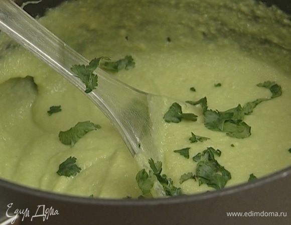 Взбить суп в блендере. Если он получится слишком густым, добавить еще бульона.