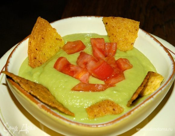 Разложить в тарелки помидоры, разлить суп и присыпать кинзой. Подавать с кукурузными лепешками.