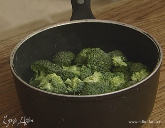 Брокколи разделить на мелкие соцветия и отварить в подсоленной воде —лучше недоварить, чем переварить!