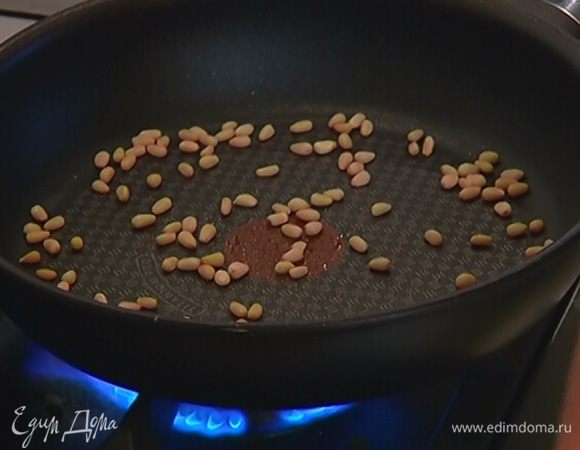 Кедровые орехи обжарить на сухой сковороде.