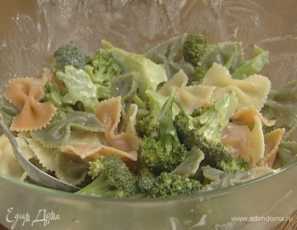 Брокколи и макароны смешать и заправить соусом.
