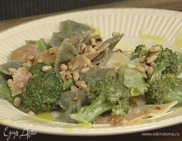 Присыпать кедровыми орехами и подавать.