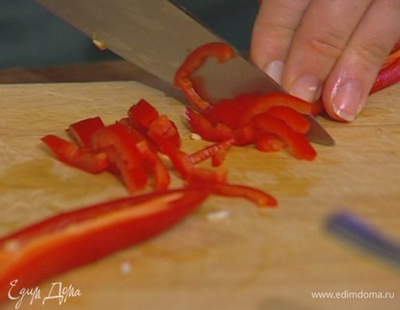 Перец чили, удалив семена, мелко порубить.