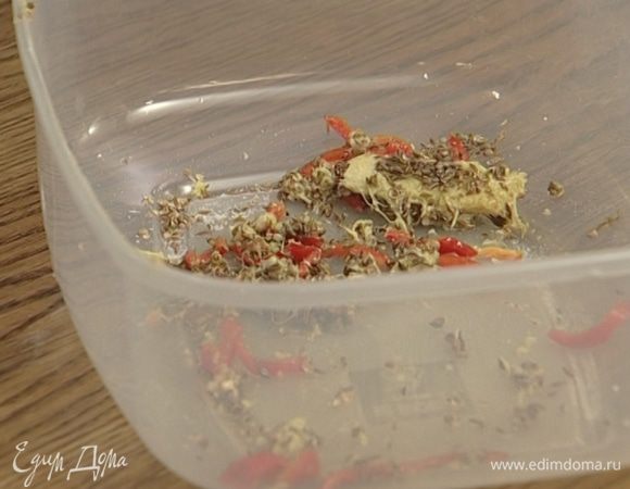 Приготовить маринад: смешать имбирь с чили, растительным маслом, тмином, кориандром и солью.
