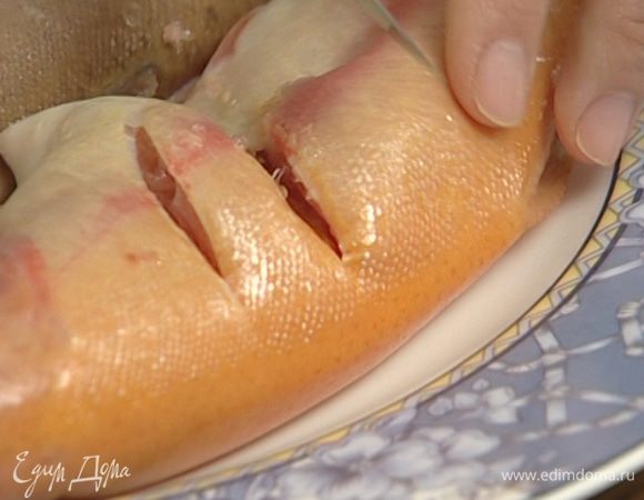 Сделать на каждой стороне рыбы несколько глубоких надрезов, смазать ее маринадом, положить в пластиковый контейнер с крышкой и отправить на час в холодильник (можно оставить на ночь).