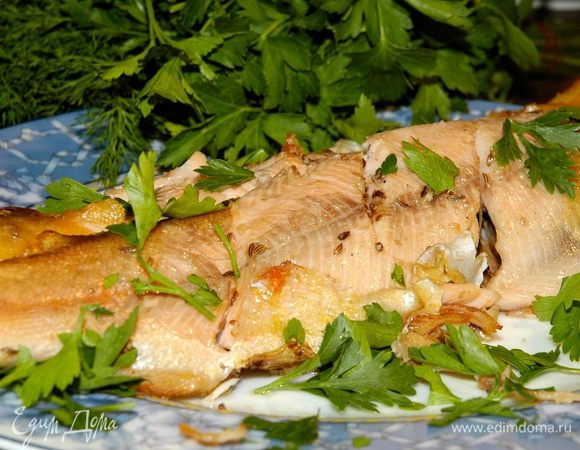 На хорошо разогретой сковороде-гриль жарить рыбу по 5–8 минут на каждой стороне.