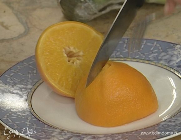 Один апельсин опустить в кипящую воду и варить около 30 минут.