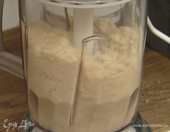 Отваренный апельсин, орехи и печенье по очереди измельчить в блендере.