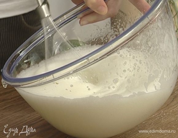 Белки взбить в крепкую пену, добавить 50 г сахара и перемешать.