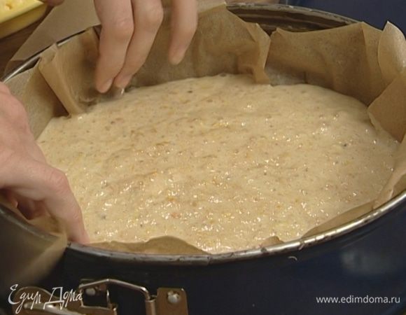 Круглую форму выстелить бумагой для выпечки, смазать бумагу оставшимся маслом и равномерно выложить половину теста. Выпекать корж 25–30 минут в разогретой духовке, затем так же испечь второй корж.