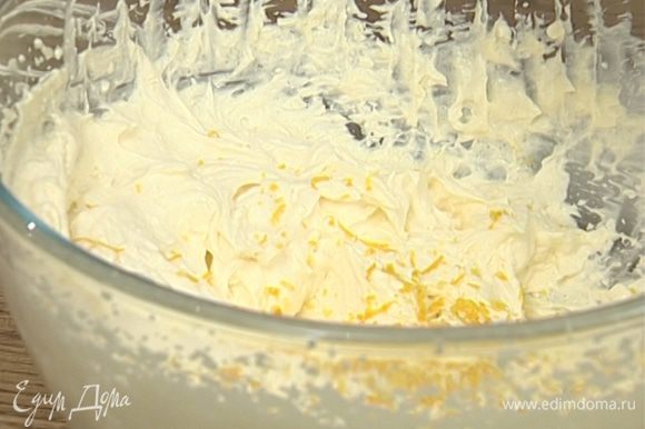 Приготовить крем: взбить венчиком сметану с оставшимся сахаром, добавить сок и цедру лимона и еще немного взбить.