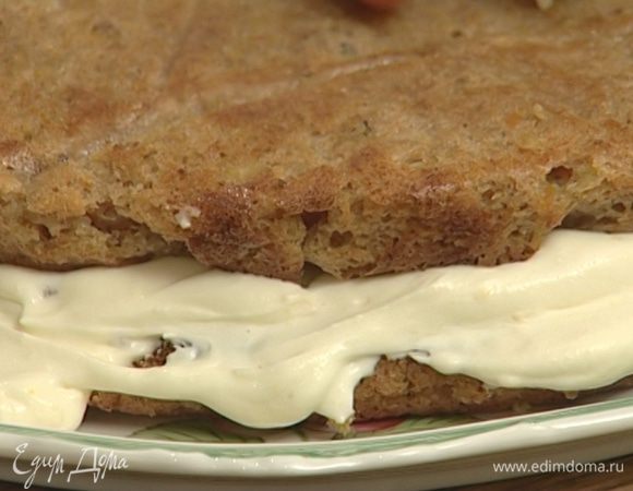 На каждый корж выложить слой крема, затем положить их один на другой.