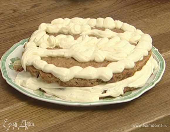 Оставшийся апельсин разрезать на дольки и украсить торт.