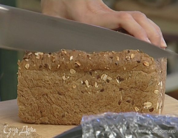 С хлеба срезать корки и нарезать его.