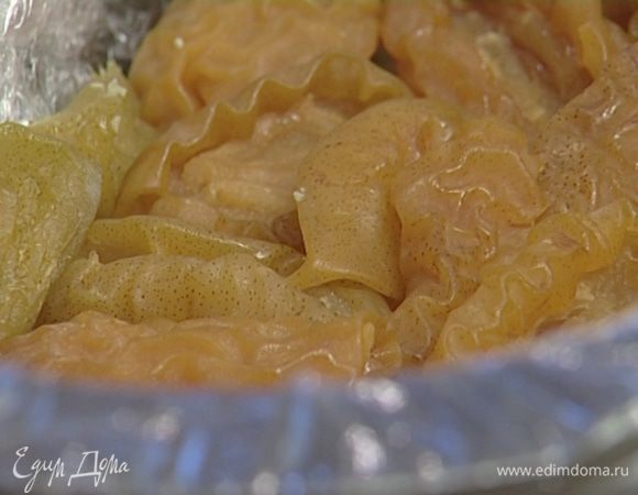 Вяленые груши плотно уложить в один слой на дно формы.